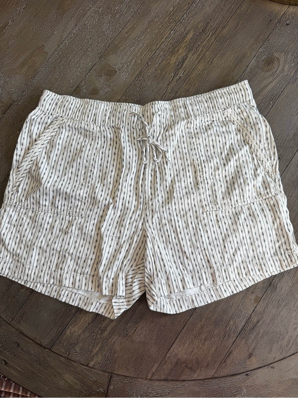 Old Navy Pull On Shorts Womens XL White Black Striped Elastic Waist Casual